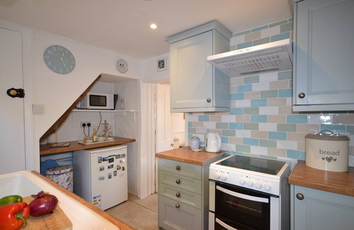 Hythe Cottage | Claire's Cottage - a cottage that sleeps 2 guests in 1 bedroom