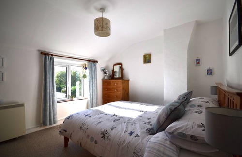 Hythe Cottage | Claire's Cottage - a cottage that sleeps 2 guests in 1 bedroom