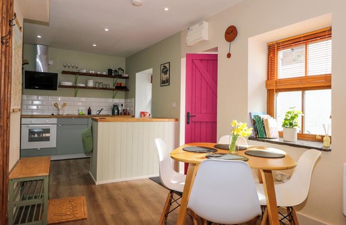 Bangor House | CLAIRE'S COTTAGE, family friendly, with hot tub in Bethesda