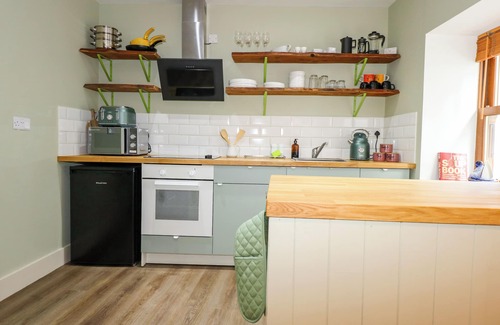 Bangor House | CLAIRE'S COTTAGE, family friendly, with hot tub in Bethesda