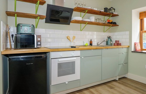 Bangor House | CLAIRE'S COTTAGE, family friendly, with hot tub in Bethesda