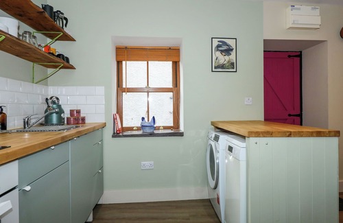 Bangor House | CLAIRE'S COTTAGE, family friendly, with hot tub in Bethesda