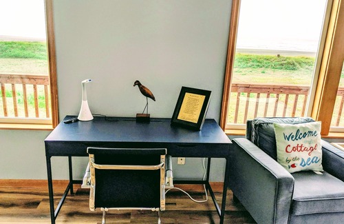 Grayland House | Clamming Dates thru Jan 6! Oceanfront on Grayland Beach; Wi-fi & Workspacesn