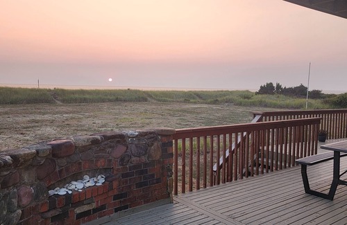 Grayland House | Clamming Dates thru Jan 6! Oceanfront on Grayland Beach; Wi-fi & Workspacesn