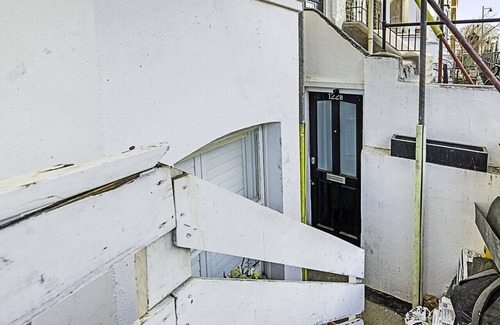 Ferndale Apartment | Clapham Oasis: 1 Bedroom, Sauna, Garden Retreat