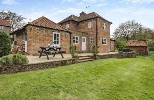 Melton Constable House | Clare Cottage - Three Bedroom House, Sleeps 8