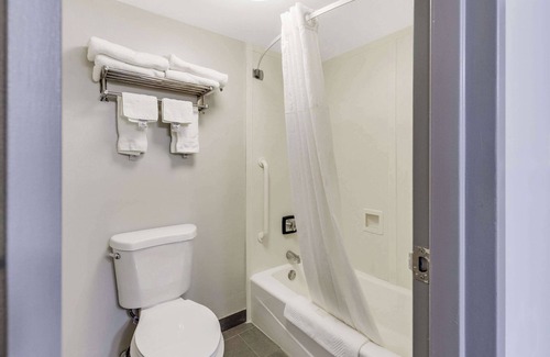 Erie Hotel | Clarion Pointe Near Erie Casino