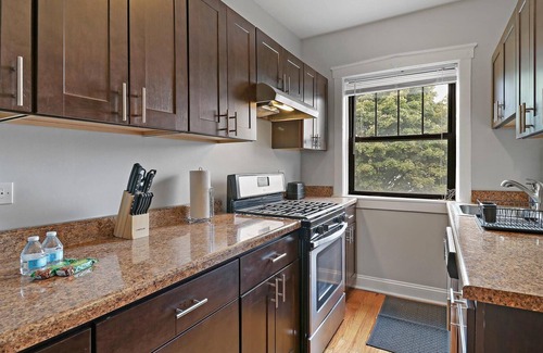Chicago Apartment | Classic 1BR Portage Park Apt Accessible to Shops!