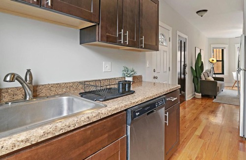 Chicago Apartment | Classic 1BR Portage Park Apt Accessible to Shops!