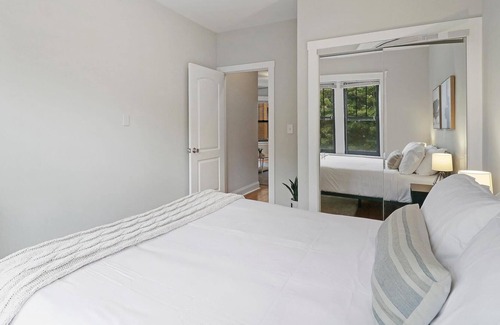 Chicago Apartment | Classic 1BR Portage Park Apt Accessible to Shops!
