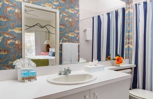 Marco Island Hotel | Classic 2BR Suite at Olde Marco Inn w/Kitchen + Spacious Living Area