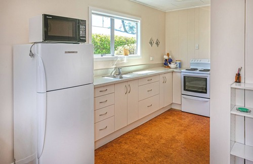 Whiritoa House | Classic 2BR Whiritoa Bach + Sleepout – Walk to Beach, Lagoon, and Scenic Trails