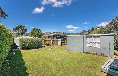 Whiritoa House | Classic 2BR Whiritoa Bach + Sleepout – Walk to Beach, Lagoon, and Scenic Trails