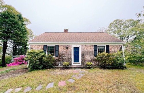 West Chatham Cottage | Classic, airy Chatham cottage minutes from beach