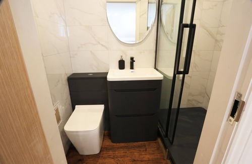Kirkheaton Apartment | Classic Apartment at Hotl Aparts at Deal House
