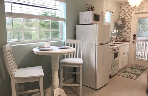 Central Naples Apartment | Classic Beach-Style Cottage