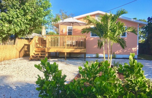 Central Naples Apartment | Classic Beach-Style Cottage