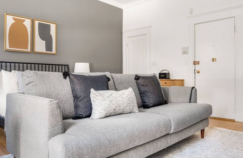 Back Bay Apartment | Classic Boston Studio on Newbury w/A+ shopping and dining by Blueground