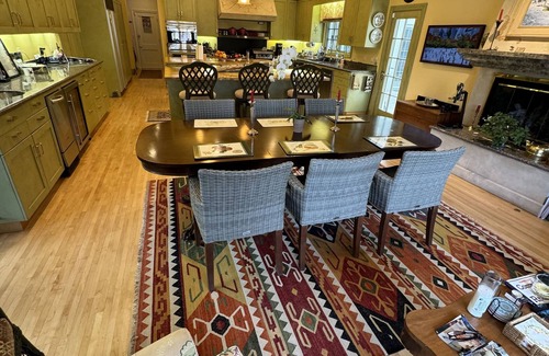 Broadmoor House | Classic Broadmoor home on private cul-de-sac. 10 min. walk to Broadmoor Resort.