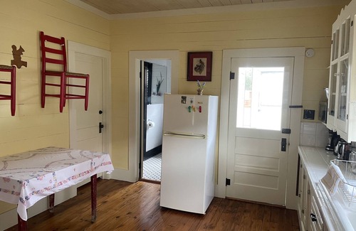 Breaux Bridge Cottage | Classic Cajun Cottage on Bayou Teche - 1 & 1/2 miles from Downtown Breaux Bridge