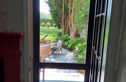 Mount Pleasant House | Classic Charleston with a contemporary twist in prestigious Snee Farm.