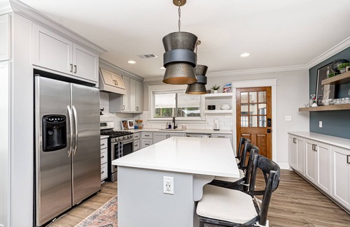 Highlands - Perkins House | Classic-contemporary Bungaleaux in a prime location, your home away from home.