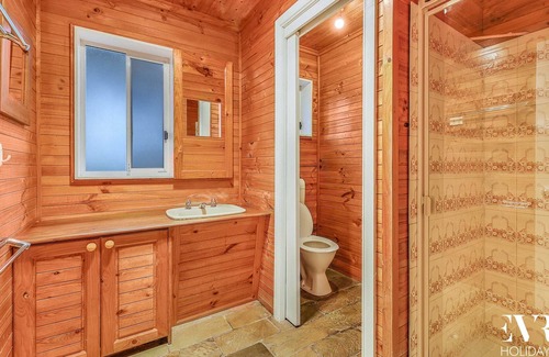 Sunderland Bay House | Classic Cottage Stay