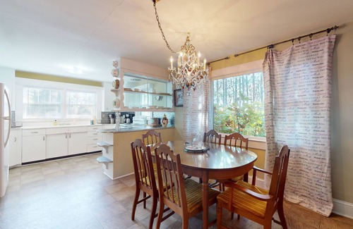 Hendersonville House | Classic cottage at Burntshirt Vineyards with 2 decks - steps from tasting room