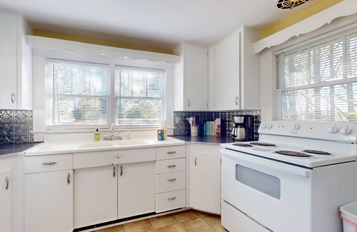 Hendersonville House | Classic cottage at Burntshirt Vineyards with 2 decks - steps from tasting room