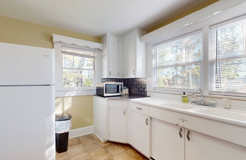 Hendersonville House | Classic cottage at Burntshirt Vineyards with 2 decks - steps from tasting room