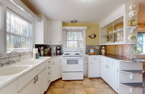 Hendersonville House | Classic cottage at Burntshirt Vineyards with 2 decks - steps from tasting room