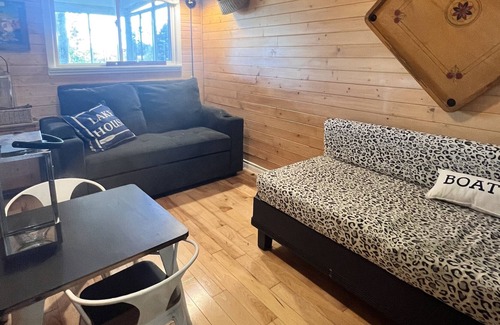 Bobcaygeon Cottage | Classic cottage with hottub on Trent Severn waterway near Bobcaygeon