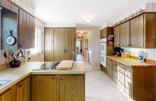 Town of Benton House | Classic country retreat with a game room, bar, expansive outdoor space, & grill
