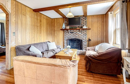 Springs House | Classic, Dog-Friendly Home w/ Free WiFi, Wood-Burning Fireplace, & a Gas Grill