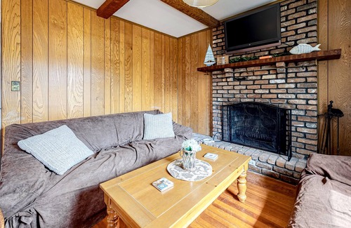 Springs House | Classic, Dog-Friendly Home w/ Free WiFi, Wood-Burning Fireplace, & a Gas Grill