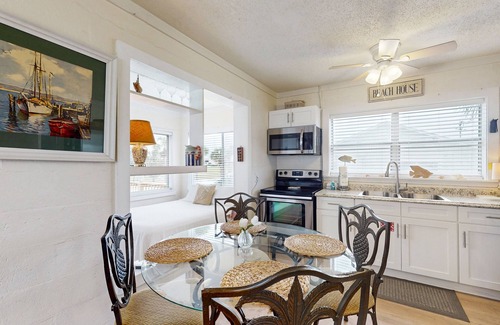 Laguna Beach Cottage | Classic Florida beachside cottage with nearby ocean access & WiFi