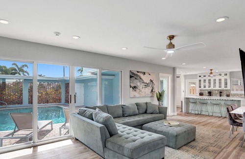 Cypress Lakes Villa | Classic Florida 6 Bedroom Heated Pool 10 mins to the beach Dog Friendly