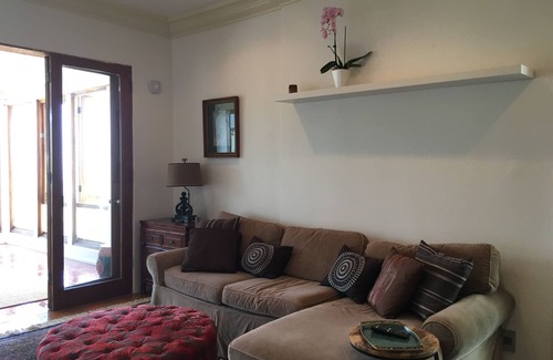 Hollywood Apartment | Classic Hollywood Hills Living with Amazing Views ~1200sf