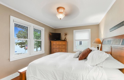 Delavan Lake House | Classic Lakeside Estate Spectacular Views - 4 Weeks Left Summer 2024!