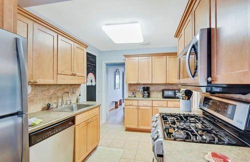 Saint Simons Heights House | Classic little beach cottage on the mid-south end of St Simons Island.
