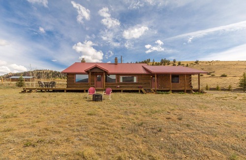 Creede House | Classic Log Cabin - Amazing Views - ATV Parking - Close to Town