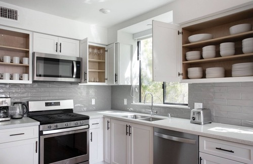 Mid City Apartment | Classic Mid-Wilshire 2BR w/Roof Terrace, nr Shopping, by Blueground