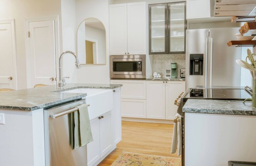 Richmond House | Classic Modern Carytown Rowhouse - central 3 bedroom