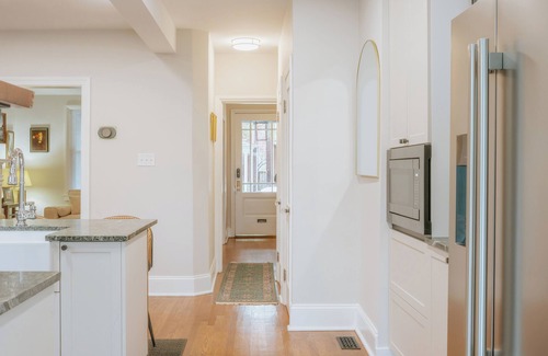 Richmond House | Classic Modern Carytown Rowhouse - central 3 bedroom