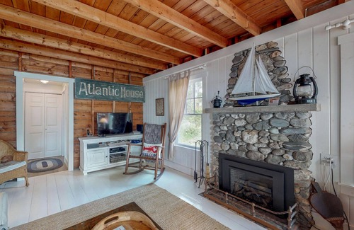 Ocean Point Cottage | Classic Oceanfront Cottage w/ Ocean Views & Entertainment - Walk to Beach