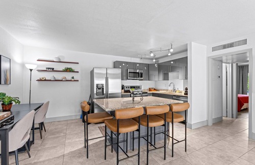 Central Park Apartment | Classic Palm Beach 2BR Retreat - Near Beaches