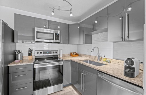 Central Park Apartment | Classic Palm Beach 2BR Retreat - Near Beaches