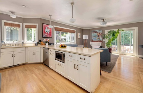 University South House | Classic Palo Alto Home & Neighborhood