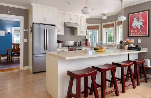 University South House | Classic Palo Alto Home & Neighborhood