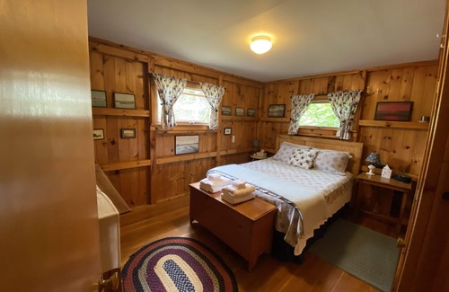 Phippsburg Cottage | Classic Popham Cottage, Rustic with Amenities. Large Yard, Steps to Beach, Near Popham State Park...